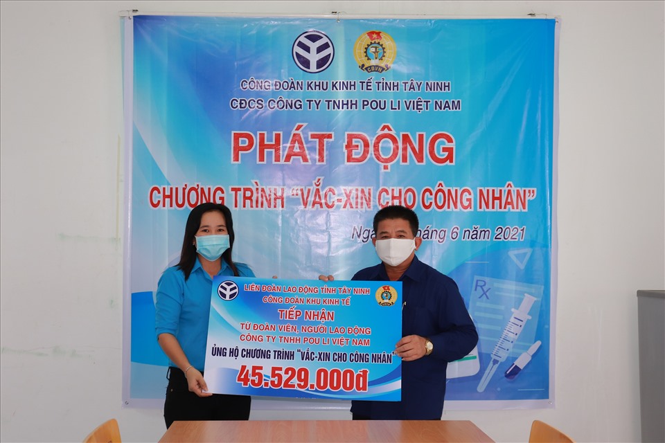 Ông Võ Văn Dũng – Chủ tịch LĐLĐ tỉnh tiếp nhận bảng tượng trưng ủng hộ kinh phí 45.529.000 đồng do đoàn viên, người lao động Công ty TNHH Pou Li VN đóng góp.