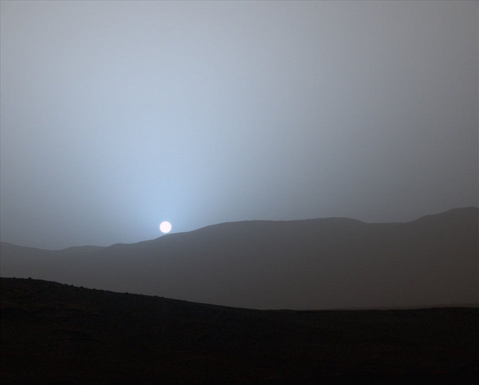 Tàu thám hiểm sao Hỏa Curiosity của NASA chụp cảnh mặt trời lặn từ vị trí của nó ở miệng núi lửa Gale vào tháng 4.2015. Ảnh: NASA