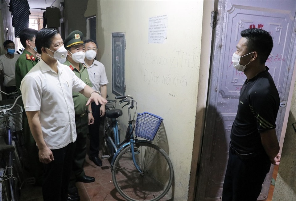 Phó chủ tịch thường trực UBND tỉnh Bắc Ninh Vương Quốc Tuấn kiểm tra công tác chống dịch tại các phòng trọ công nhân. Ảnh: PV.