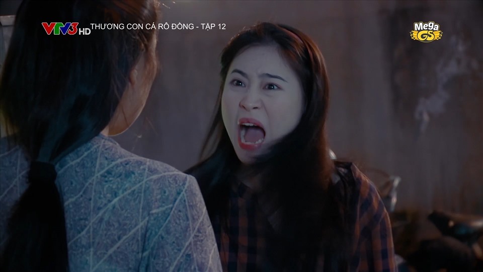 Nữ diễn viên bị Lê Phương tát thật trong phim. Ảnh: ĐPCC.