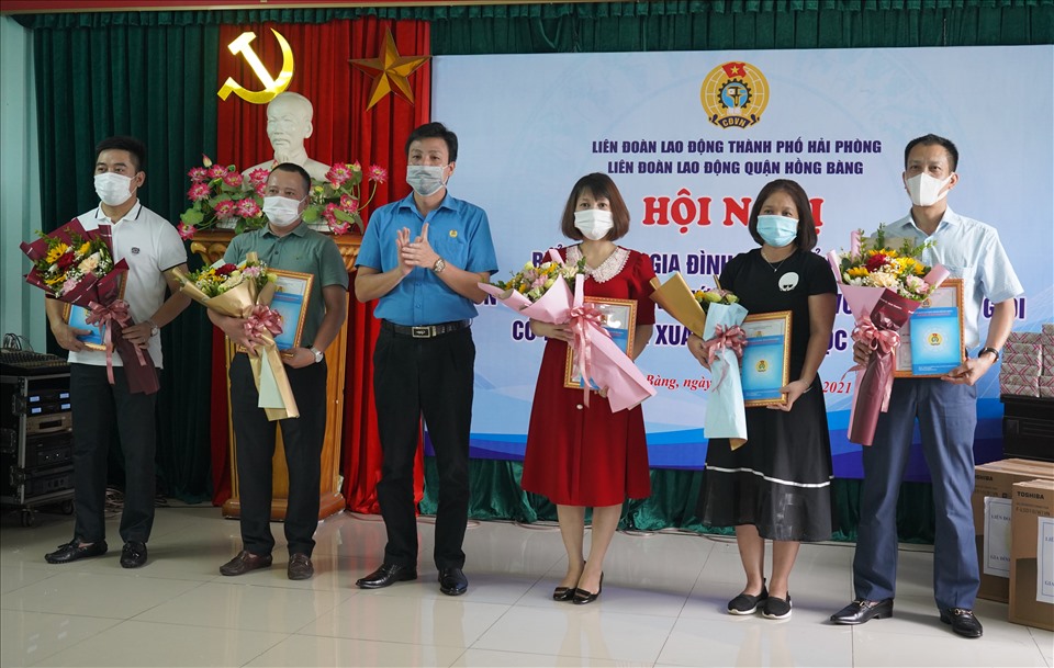 Lãnh đạo LĐLĐ quận Hồng Bàng chúc mừng gia đình CNVCLĐ tiêu biểu. Ảnh Mai Dung