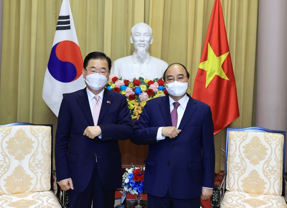 Chủ tịch nước Nguyễn Xuân Phúc đã tiếp Bộ trưởng Ngoại giao Hàn Quốc Chung Eui-yong. Ảnh: BNG
