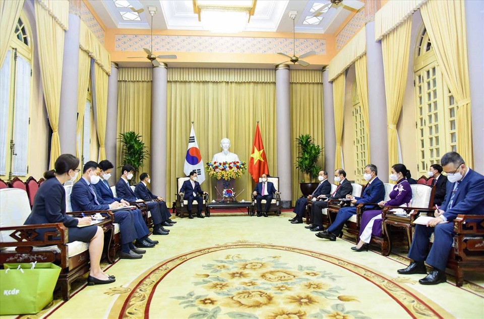 Chủ tịch nước Nguyễn Xuân Phúc tiếp Bộ trưởng Ngoại giao Hàn Quốc Chung Eui-yong. Ảnh: BNG