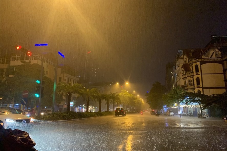 Trận mưa lớn tối 22.6 khiến nhiều địa điểm ở Hà Nội trở nên ngập úng. Ảnh: Trần Vương