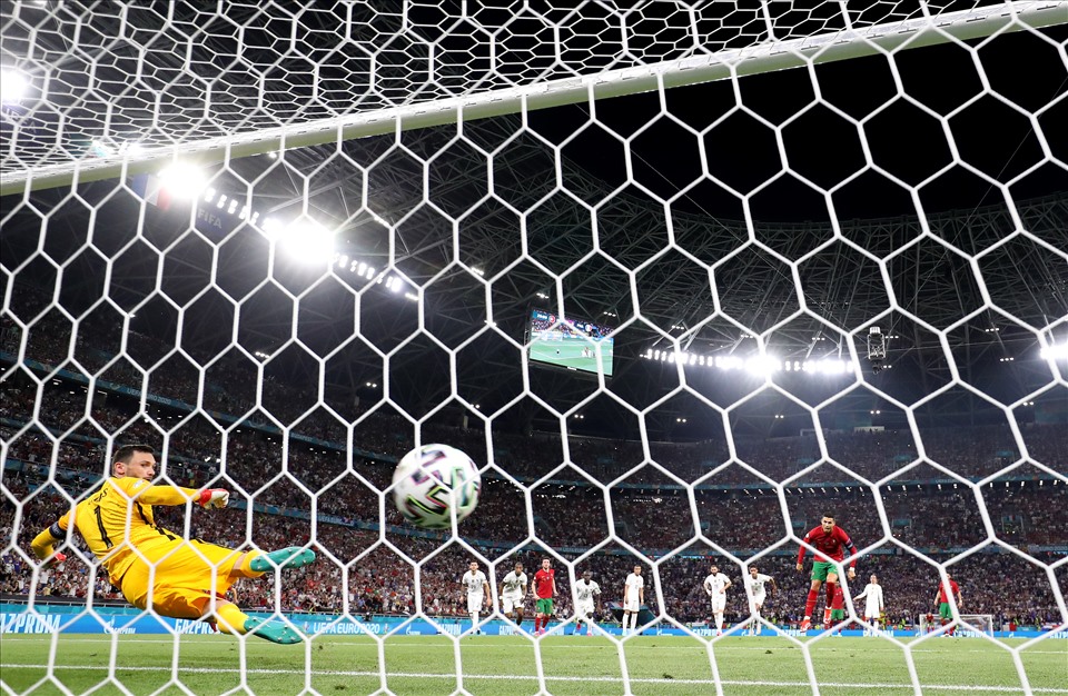Ronaldo lập công giúp Bồ Đào Nha dẫn trước Pháp từ chấm phạt đền.