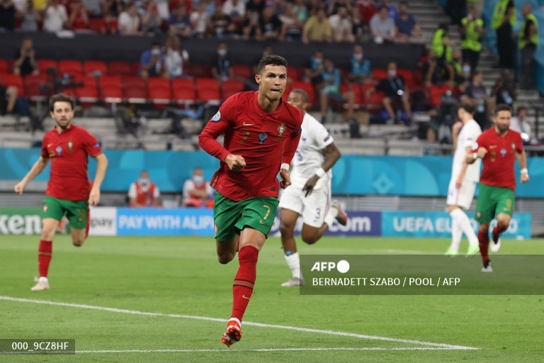 Ronaldo lập cú đúp giúp Bồ Đào Nha đi tiếp ở EURO 2020. Ảnh: AFP