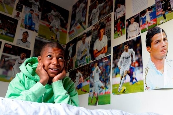 Hình ảnh Mbappe treo ảnh Ronaldo trong phòng ngủ từng gây bão. Ảnh: TW