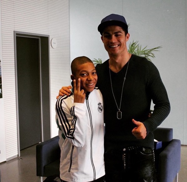 Mbappe chụp ảnh cùng thần tượng Ronaldo khi còn là một cậu bé. Ảnh: Twitter