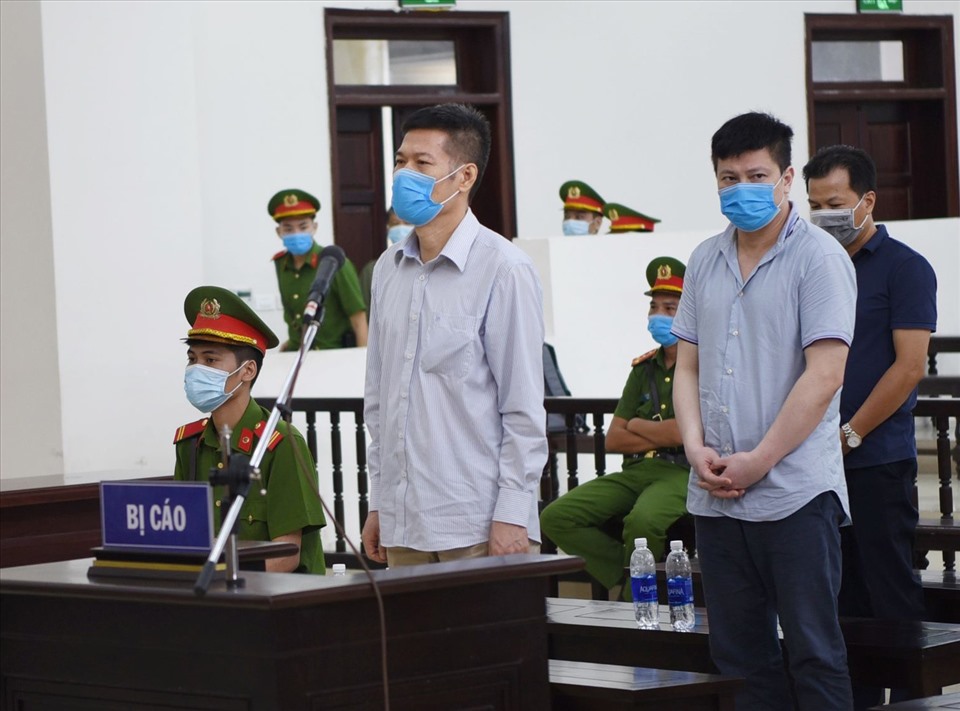 Bị cáo Nguyễn Nhật Cảm - cựu Giám đốc CDC Hà Nội (hàng đầu, bên trái) cùng các bị cáo tại toà phúc thẩm. Ảnh: V.Dũng