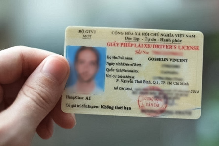 Khách du lịch nước ngoài có nhu cầu lái xe đăng ký nước ngoài vào Việt Nam cần thực hiện thủ tục cấp đổi giấy phép lái xe. Ảnh: LĐO