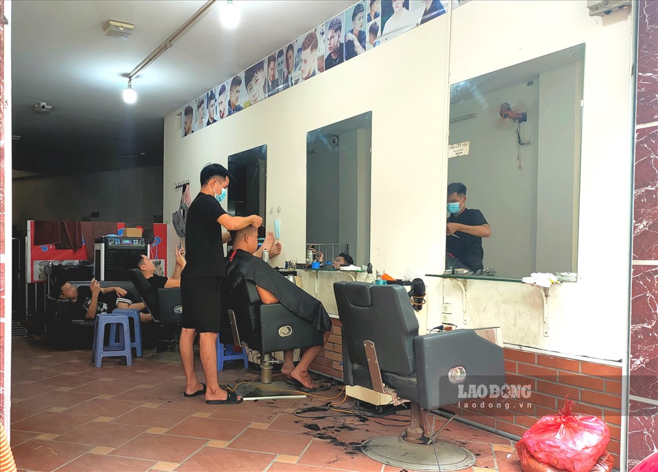 Thậm chí nhiều khách hàng còn vô tư không đeo khẩu trang khi ngồi chờ đến lượt tại một quán cắt tóc trên đường Yên Hòa, Cầu Giấy.