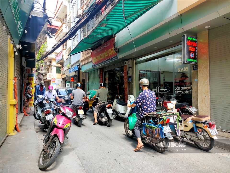 Một cửa hàng cắt tóc trên phố Yên Hòa luôn tấp nập, lượng xe của khách hàng phải để tràn ra hai bên đường.