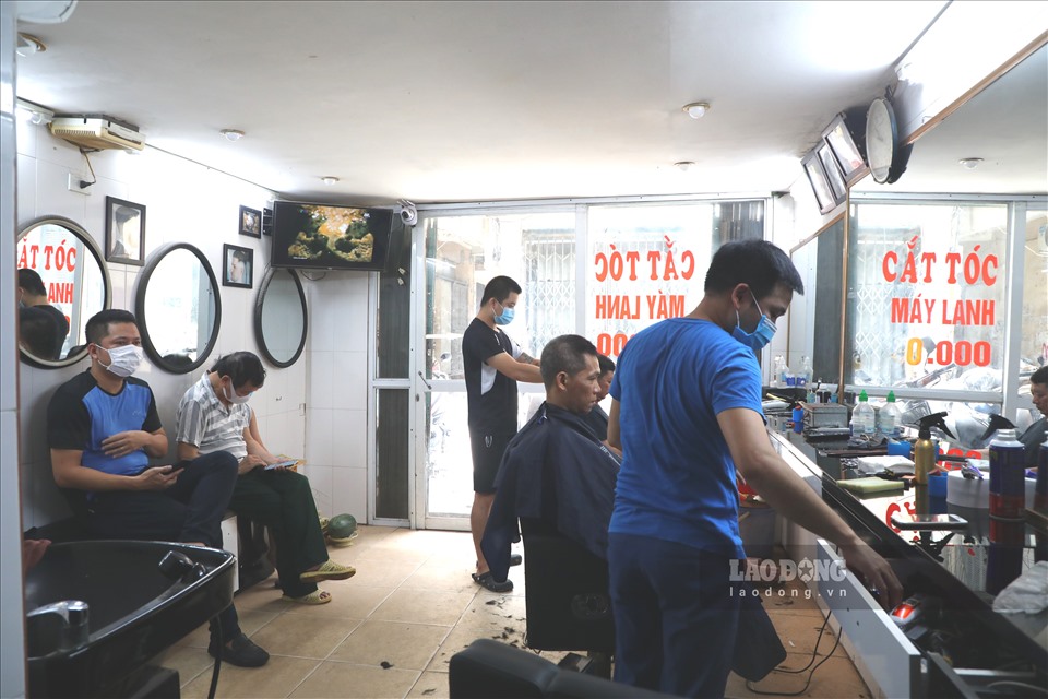 Do lượng khách đông, trong khi đó mặt bằng kinh doanh có phần nhỏ hẹp nên một số quán cắt tóc trong các ngõ nhỏ của Hà Nội, có phần chưa đảm bảo khoảng cách phòng, chống dịch.