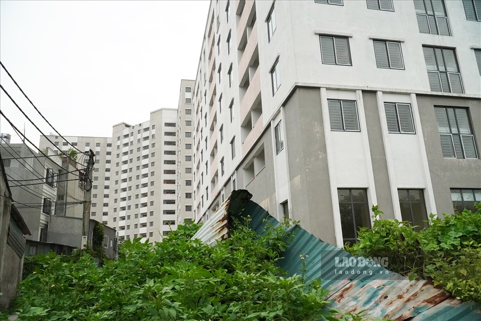 Trong khi nhu cầu về nhà ở cho người thu nhập thấp ở Hà Nội còn rất lớn nhưng nhiều khu tái định cư vẫn còn bỏ hoang, dở dang nhiều năm nay đang gây ra lãng phí lớn.