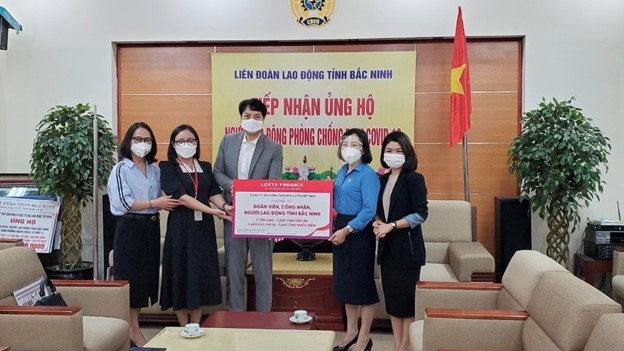 Bà Nguyễn Linh Giang, Phó tổng GĐ cùng đại diện LOTTE Finance trao quà tặng đến đại diện LĐLĐ tỉnh Bắc Ninh – Chủ tịch Nguyễn Thị Vân Hà.