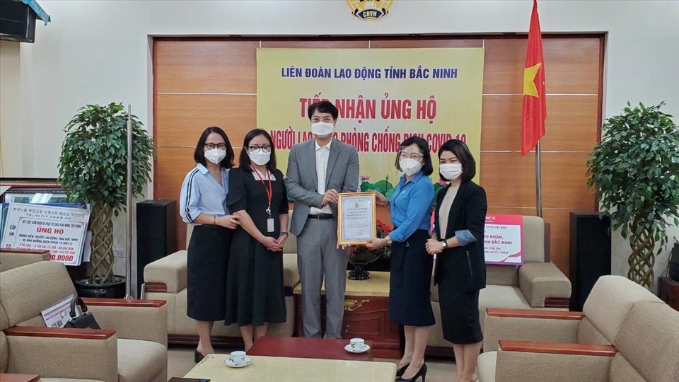Đại diện LĐLĐ tỉnh Bắc Ninh trao giấy Chứng nhận ủng hộ cho bà Nguyễn Linh Giang, Phó Tổng Giám đốc cùng đại diện của  LOTTE Finance.