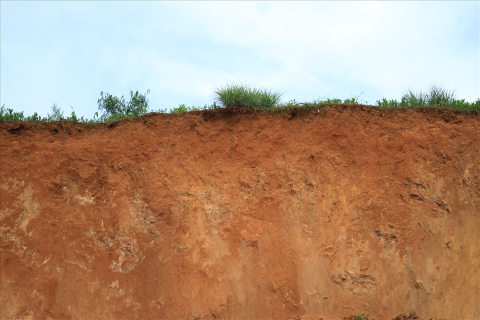 Những vách đất thẳng đứng, cao hàng chục mét được tạo ra trong quá trình cải tạo đất. Ảnh: P.Q