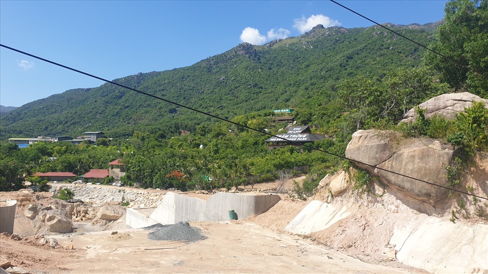 Thự tế trong suốt thời gian tỉnh Khánh Hòa giao đất không đúng quy định, doanh nghiệp Hải Đăng đã huy động các phương tiện cơ giới vào phá núi, xẻ đá để lấy mặt bằng.