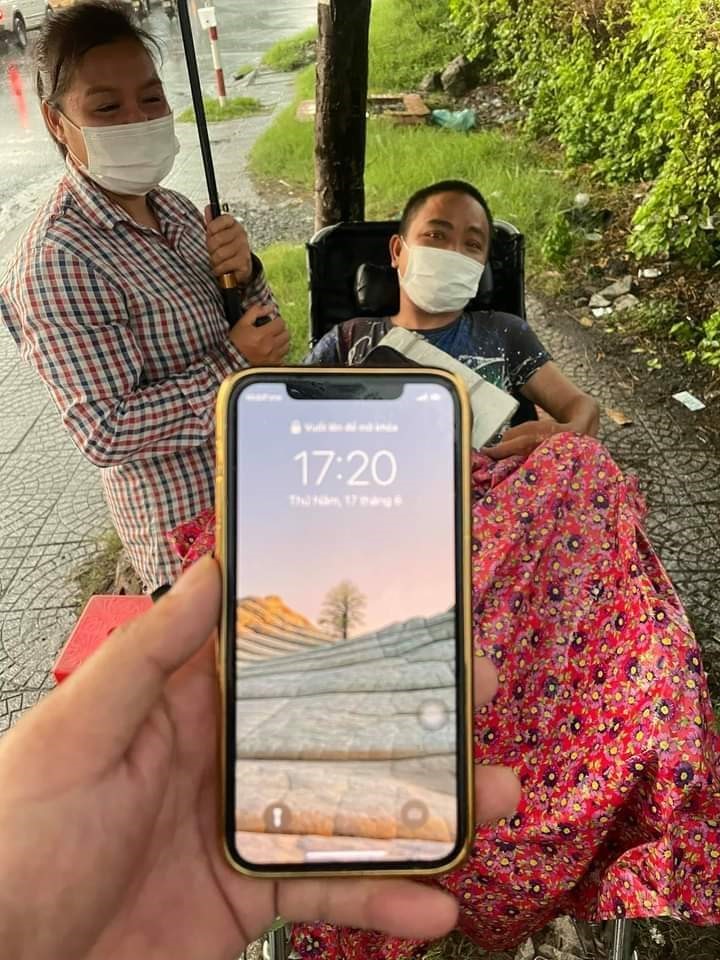 Vợ chồng anh Cường, chị Hương bên chiếc điện thoại mà họ nhặt được. Ảnh: Minh Châu