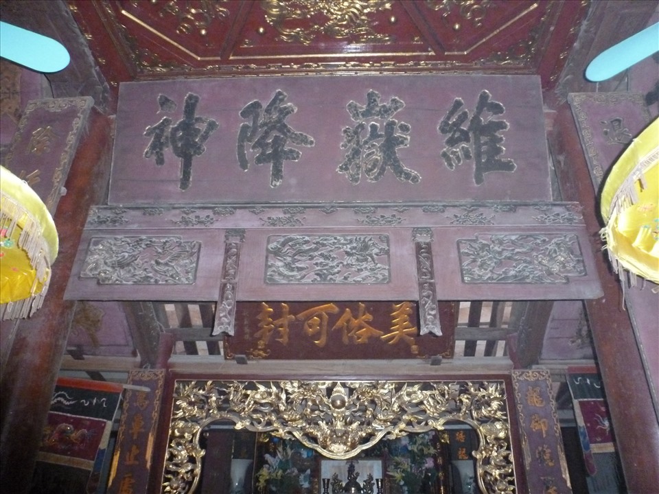 Hoành phi “Duy nhạc giáng thần” ở đình Yên Phụ, Yên Phong, Bắc Ninh.
