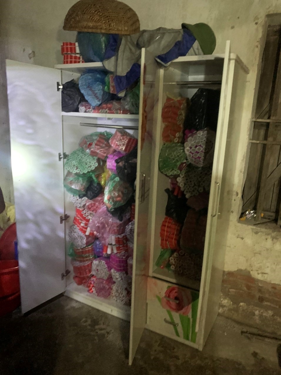 Tủ đựng pháo của Vũ Văn Mạnh tại phòng ngủ. Ảnh Công an Hải Phòng