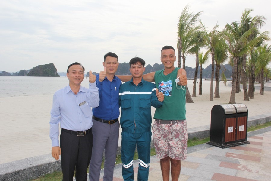 Thợ mỏ Nguyễn Đăng Vỹ (thứ 2 bên trái sang) và thợ mỏ Hoàng Đức Quyền cùng 2 người tham gia cứu hộ nạn nhân đuối nước tại Bãi tắm cọc 8 Hòn Gai – thành phố Hạ Long (Quảng Ninh) vào ngày 21.6. Ảnh: CTV