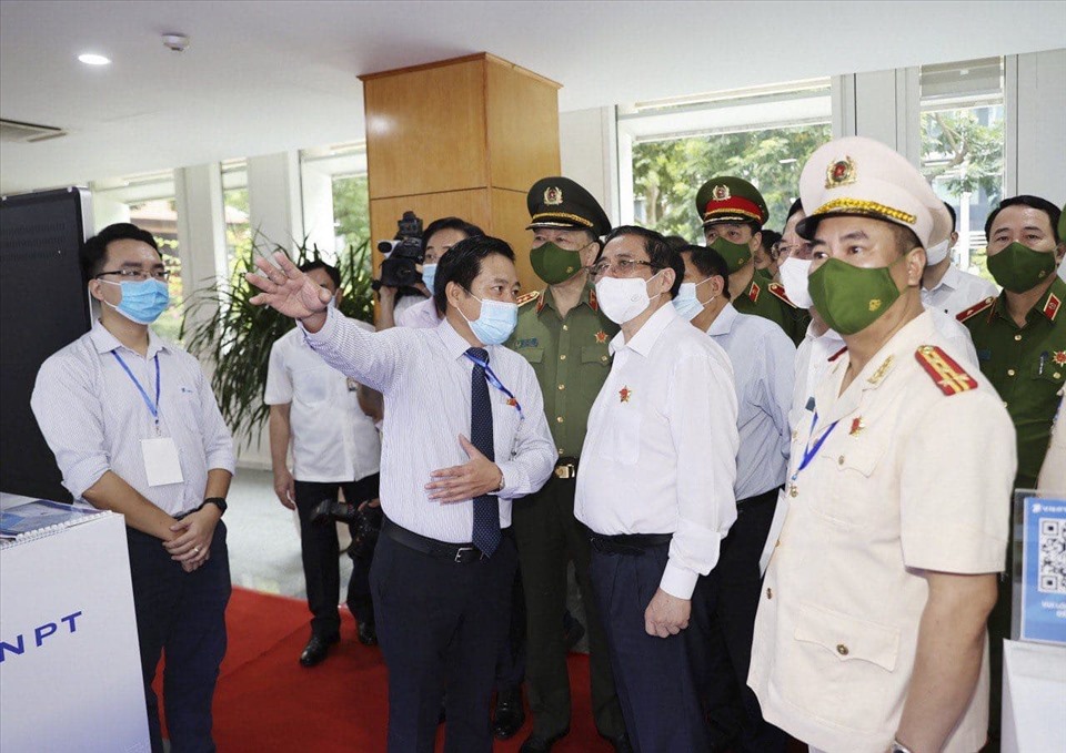 Thủ tướng Chính phủ Phạm Minh Chính và các đại biểu tham quan khu trải nghiệm các công nghệ định danh, xác thực điện tử IDP… của VNPT