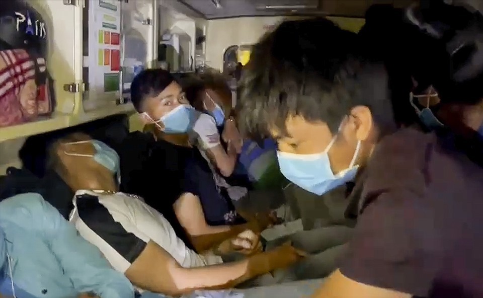 Hơn 10 người được chở từ Bắc Ninh về Sơn La trên một xe có gắn logo xe cấp cứu.