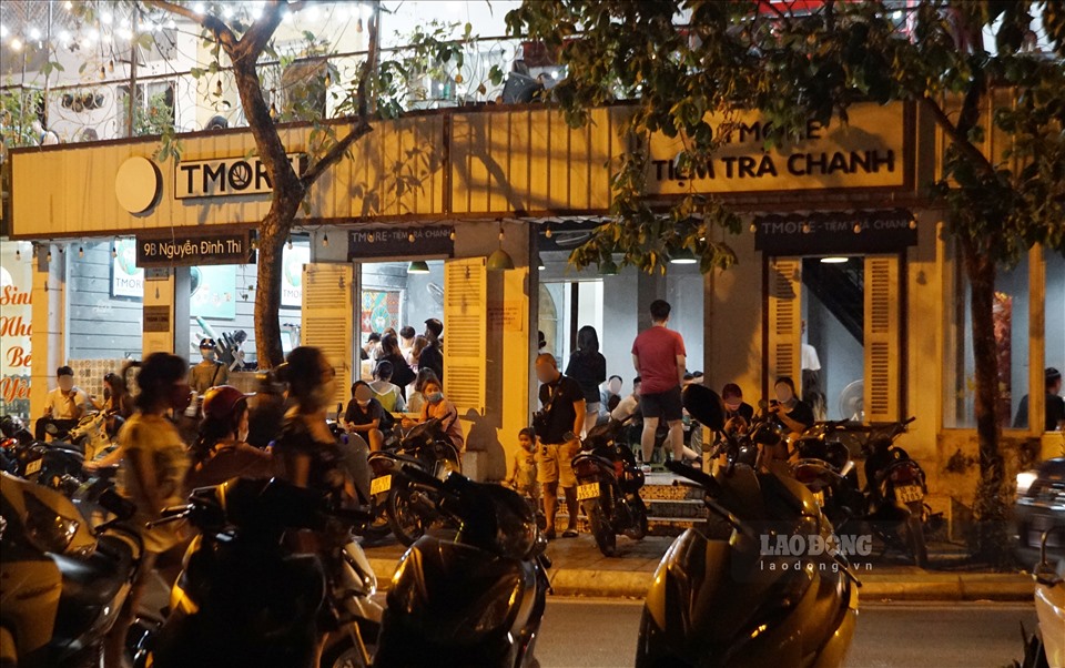 Tại số 9B Nguyễn Đình Thi (Tây Hồ, Hà Nội), nhân viên quán trà chanh vẫn tiếp tục mời chào, đón khách.
