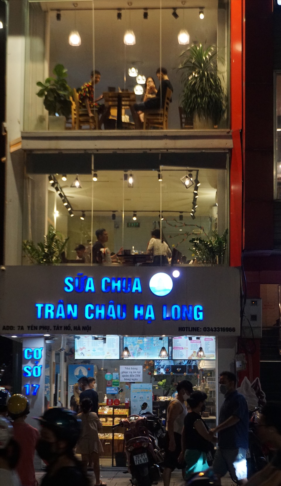 Cửa hàng trên đường Thanh Niên vẫn đón khách cả 3 tầng dù đã đến giờ phải đóng cửa.
