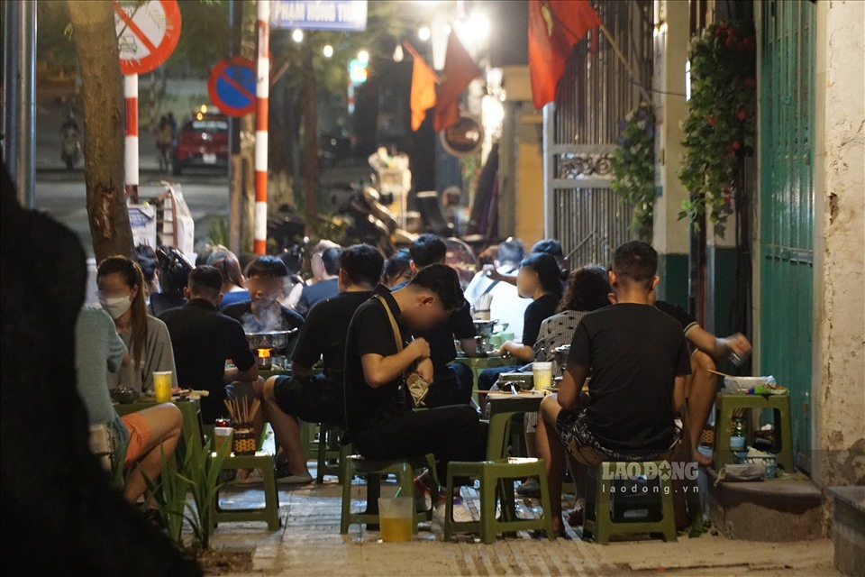 Cà phê, quán nhậu vỉa hè ở Hà Nội vẫn đông nghịt khách sau 21h