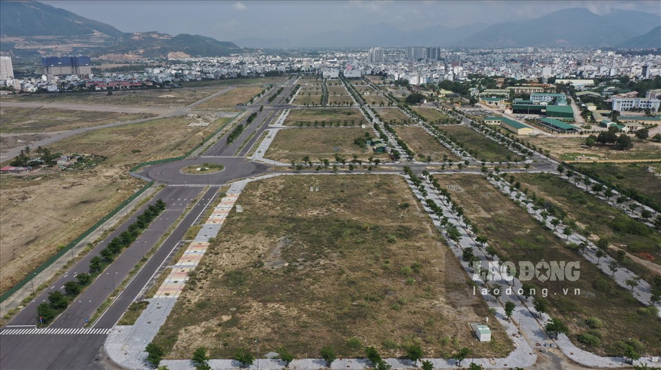 Tháng 10.2016, UBND tỉnh Khánh Hòa ký quyết định thu hồi 62,3ha đất tại khu vực sân bay Nha Trang để giao Công ty CP Tập đoàn Phúc Sơn (công ty Phúc Sơn) thực hiện dự án khu trung tâm đô thị - dịch vụ - tài chính - du lịch Nha Trang (một phần diện tích sân bay Nha Trang cũ) gồm phân khu 2A, 2 và 3.