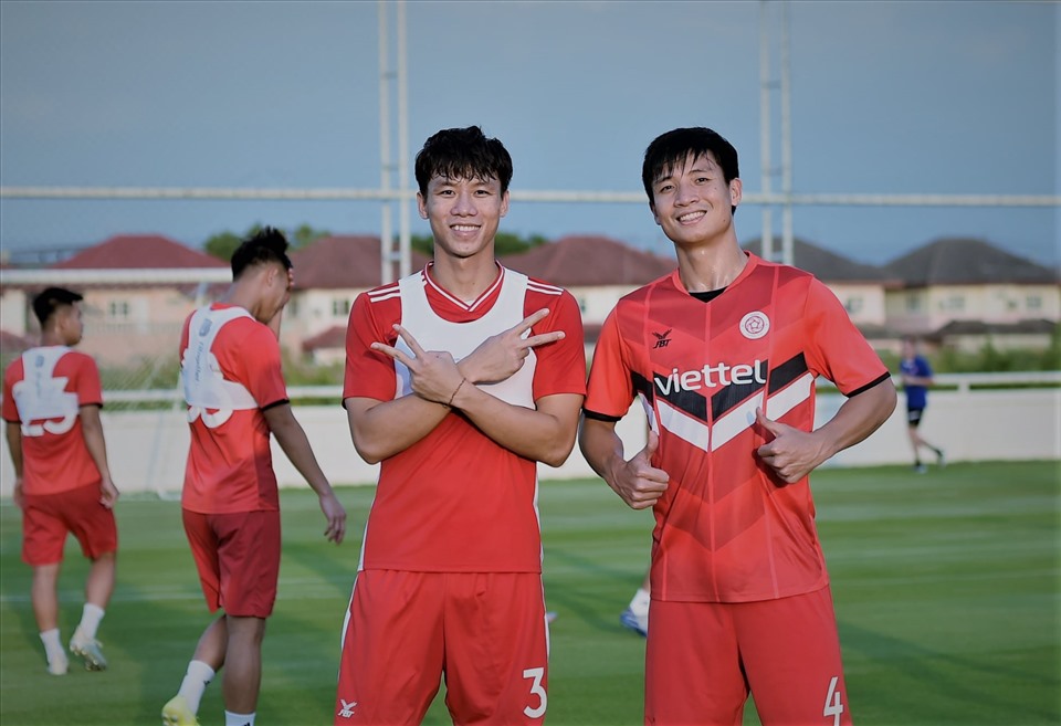 Bùi Tiến Dũng và Quế Ngọc Hải hào hứng trước khi chạm trán nhà đương kim vô địch AFC Champions League là Ulsan Hyundai. Ảnh: Viette FC