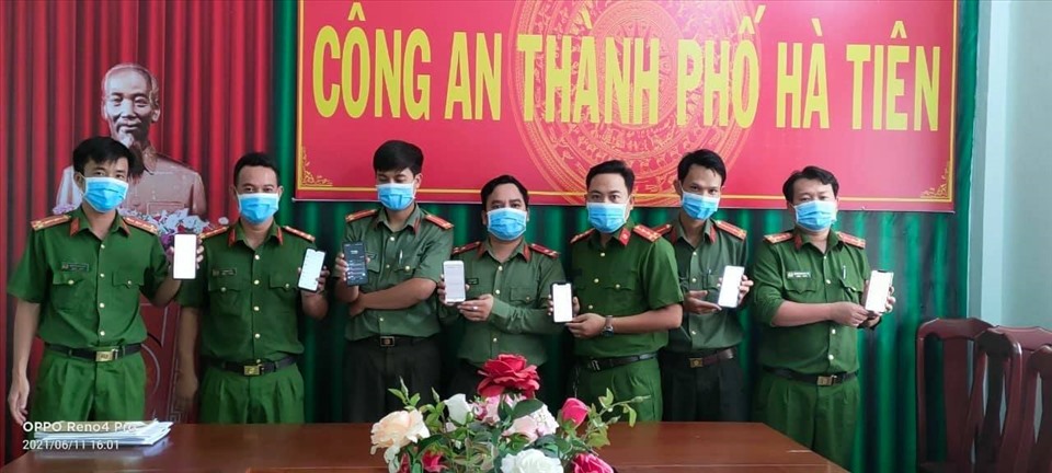 Đoàn viên công đoàn Công an Nhân dân thực hiện nhắn tin ủng hộ Chương trình vaccine cho công nhân. Ảnh: CĐCA