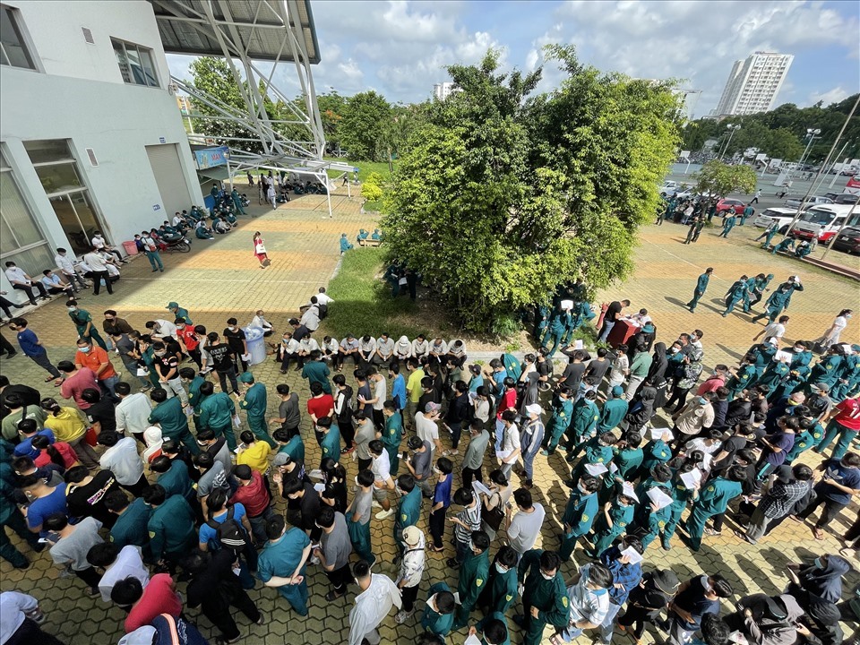 Từ 8h sáng 25.6, hàng nghìn người đã có mặt tại Nhà thi đấu Phú Thọ để tiêm vaccine phòng COVID-19. Ảnh: Chân Phúc
