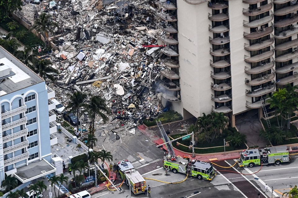 Theo Hãng tin AFP, tòa nhà 12 tầng gồm 136 căn hộ ở thị trấn Surfside thuộc thành phố Miami bất ngờ đổ sập sáng 24.6, giờ địa phương, khi nhiều người còn đang ngủ.
