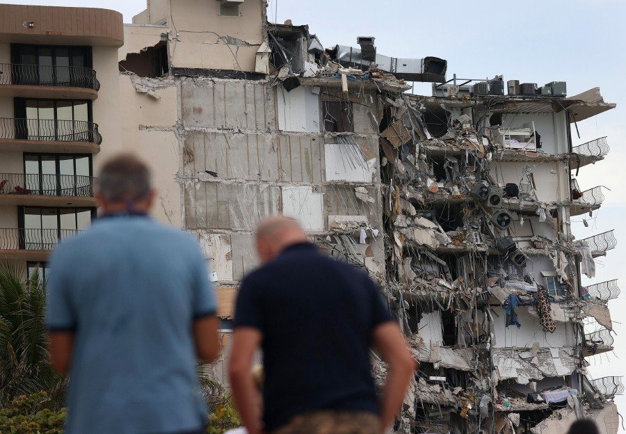 “Một bên của tòa nhà hoàn toàn sụp đổ” - anh Nicolas Fernandez, một người dân địa phương, nói. Anh vẫn chưa liên lạc được với một số người bạn đang sống trong căn hộ của mình. Ảnh: AFP