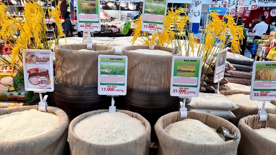 Giá gạo xuất khẩu của Việt Nam đang bị cạnh tranh khốc liệt từ thị trường các nước xuất khẩu gạo truyền thống. Ảnh: Vũ Long