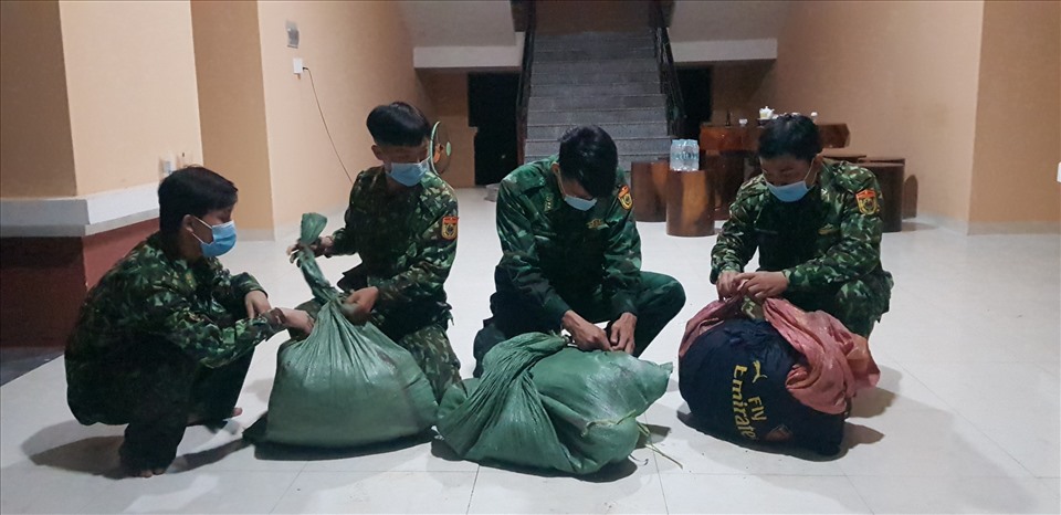 Lực lượng Bộ đội Biên phòng tỉnh An Giang đang kiểm tra hàng sau khi bắt giữ. Ảnh: CK