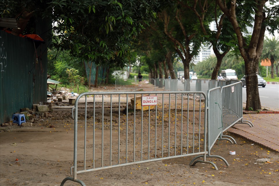 Công an lập rào chắn, xóa sổ bến cóc nằm tại khu vực Đại lộ Thăng Long. Ảnh: Hải Nguyễn.