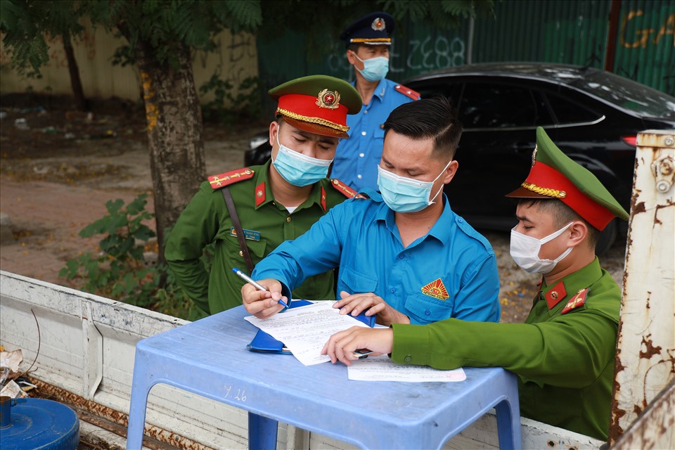 Công an xử phạt phương tiện vi phạm vào sáng 25.6. Ảnh: Hải Nguyễn.