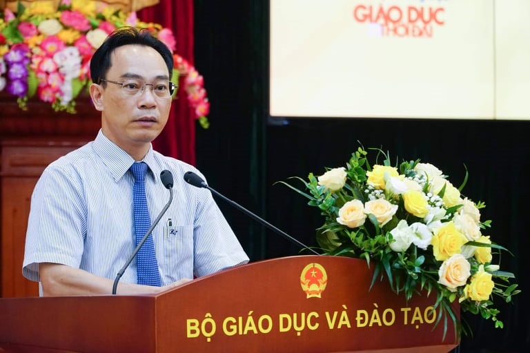 Thứ trưởng Bộ GDĐT Hoàng Minh Sơn phát biểu tại họp báo.