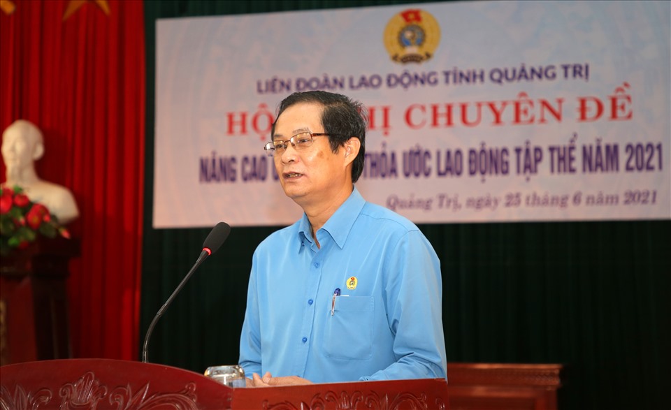Ông Nguyễn Đăng Bảo - Phó Chủ tịch thường trực LĐLĐ tỉnh Quảng Trị điều hành hội thảo nâng cao chất lượng thỏa ước lao động tập thể. Ảnh: Hưng Thơ.