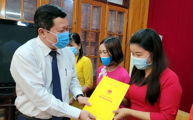 Ông Vương Văn Bằng - Giám đốc GD&ĐT trao quyết định chuyển công tác từ vùng có điều kiện kinh tế - xã hội đặc biệt khó khăn về các huyện, thị xã, thành phố trên địa bàn tỉnh cho các thầy, cô giáo.
