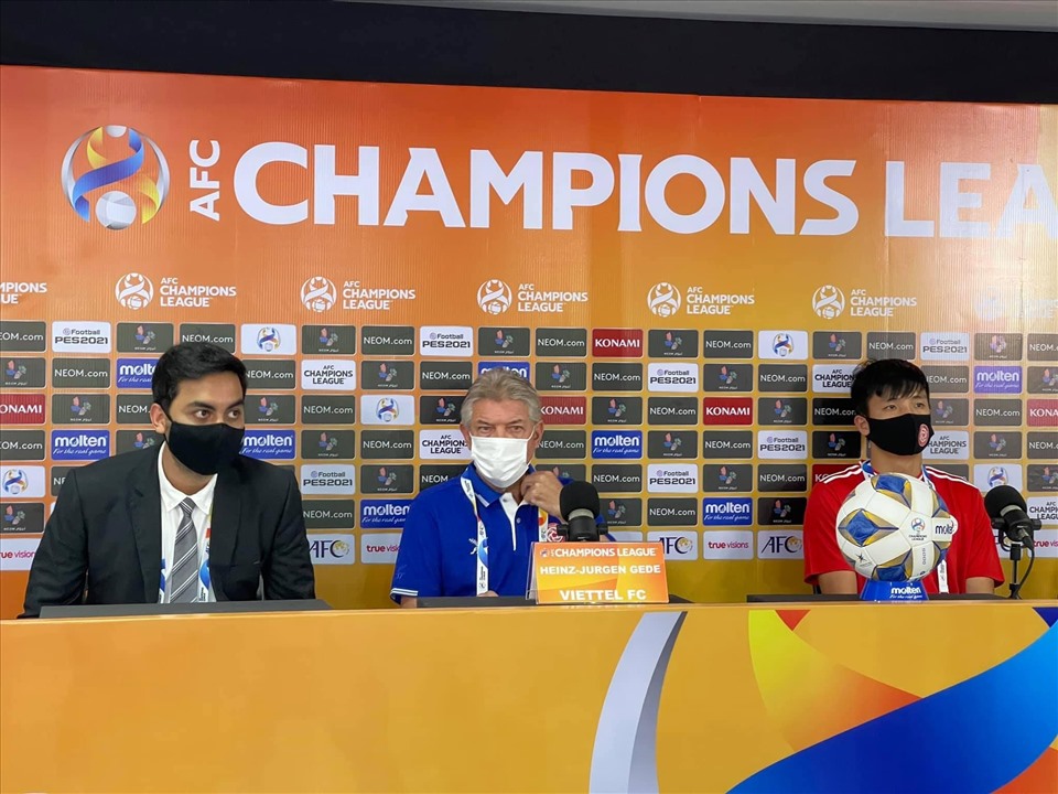 Huấn luyện viên Jurgen Gede và trung vệ Bùi Tiến Dũng tại buổi họp báo AFC Champions League. Ảnh: Viettel FC