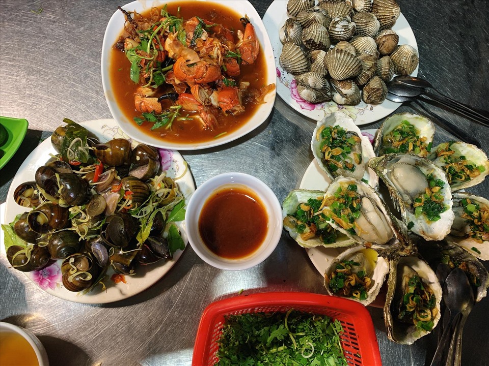 Ốc là một trong những món ăn lạ nhất Việt Nam đối với những du khách lần đầu thấy. Ảnh: Phương Thảo