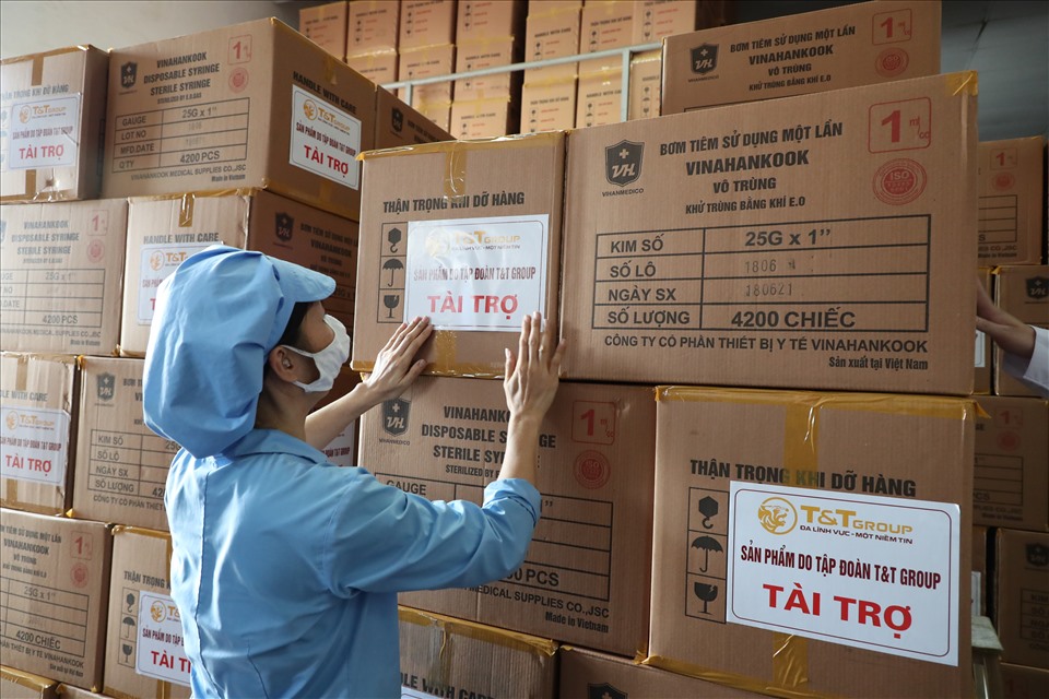 Lô hàng 500.000 bơm kim tiêm đầu tiên trong gói tài trợ đã được vận chuyển đến TPHCM trong ngày 21.6 vừa qua. Ảnh: T&T
