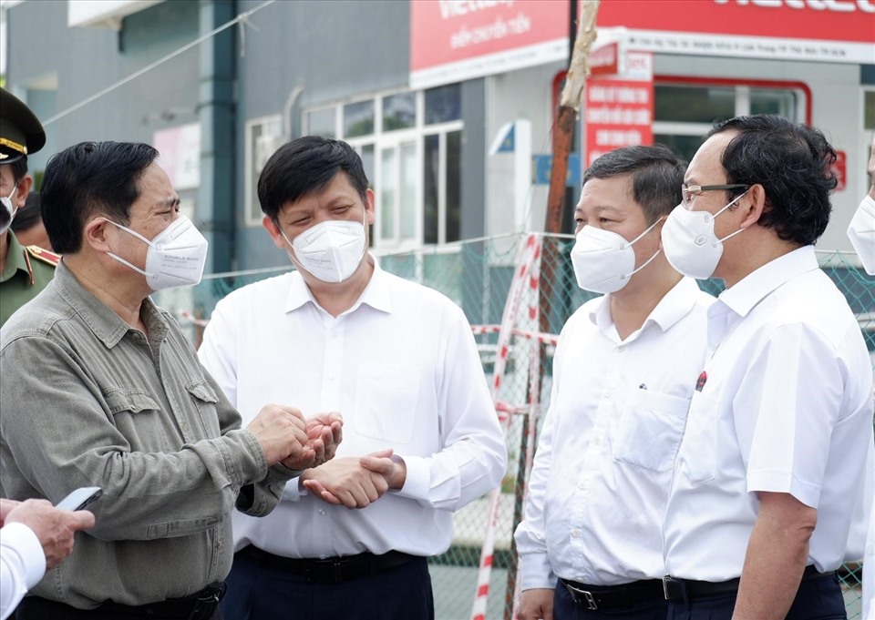Thủ tướng Phạm Minh Chính trao đổi với lãnh đạo TPHCM và Bộ Y tế trong buổi làm việc sáng 26.6. Ảnh: HCDC