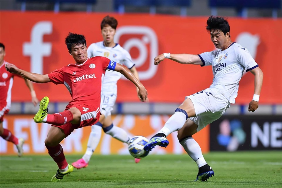 Viettel chơi chắc chắn trước Ulsan Hyundai trong hiệp 1 của trận đấu. Ảnh: Viettel FC