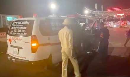Nhóm người sử dụng xe cứu thương để qua chốt kiểm dịch bị cảnh sát giao thông phát hiện tối muộn 26.6. Ảnh cắt từ clip